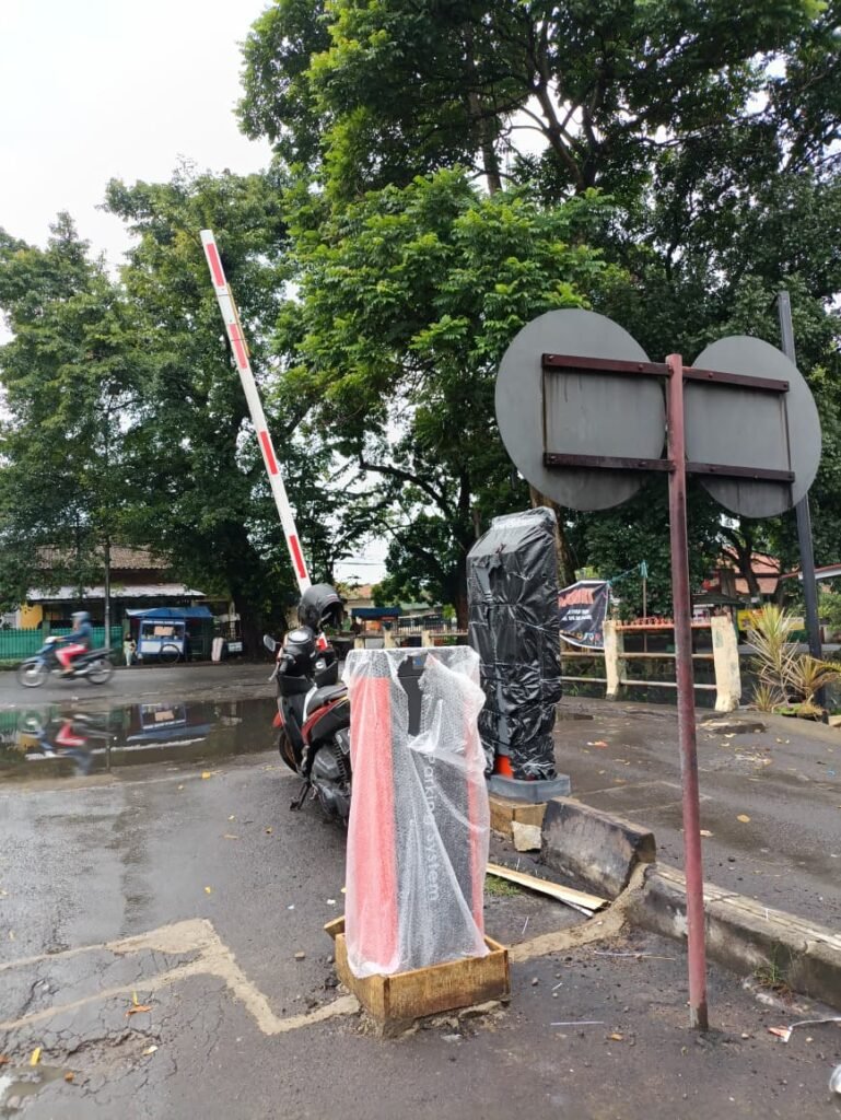 palang parkir pasar antri
